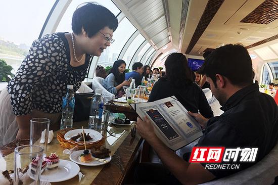 来自西班牙的“90后”钢琴家Francisco拿到了他此次比赛所获得的荣誉证书,满心欢喜。
