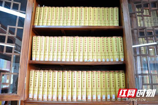 “镇馆之宝”为全套影印文津阁《四库全书》。