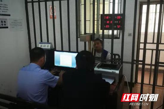 民警在审讯犯罪嫌疑人魏某。