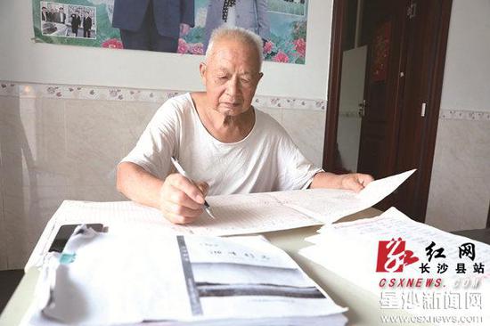 湘峰村志初稿已经完成,孔三明仍在一遍遍地核对数据,斟酌措词。蒋炼 摄