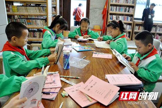 孩子们在图书馆里阅读。