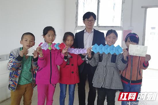 教师节,学生们把自己的手工制品送给张老师,张老师很开心。
