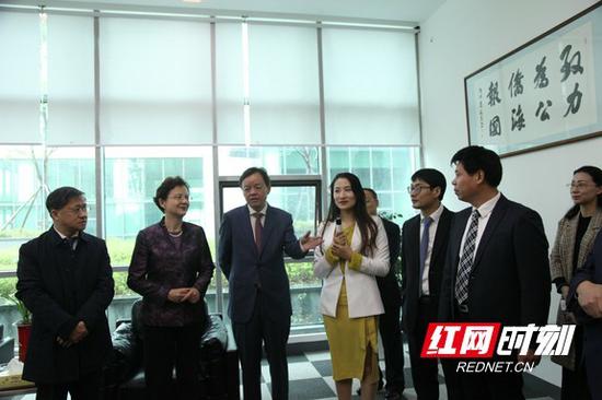 全国政协港澳台侨委副主任、致公党中央副主席闫小培(左二)一行视察海梦岛·宁乡基地。