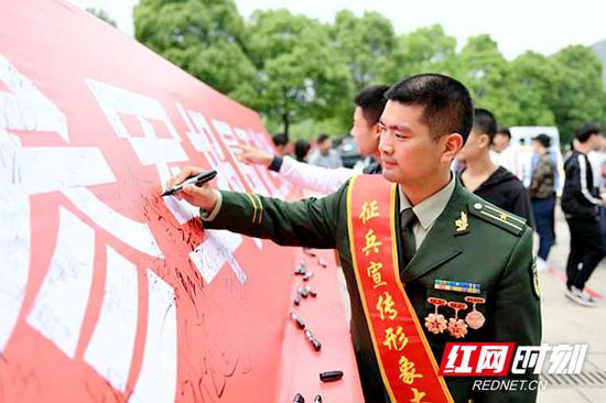 2018年,左文雅被湖南省人民政府征兵办公室聘请为首届征兵形象大使。