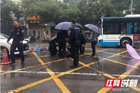 巡警队员为老人疏导出“生命通道”,等待救护车的到来。