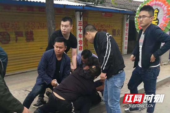 胡光志工作照(左一)。