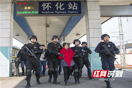民警抓捕李月琴归案。张纪峰 摄