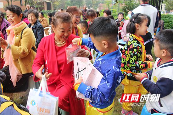 超萌超有爱 长沙这个社区的爷爷奶奶收获了一拨“开心果”