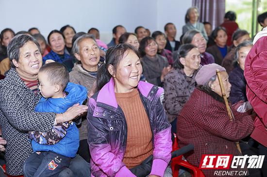 重阳佳节将至，省妇联和女企业家们为村里的耄耋老人送上了慰问金。