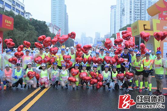 长马“领跑兔子”赛前合影。