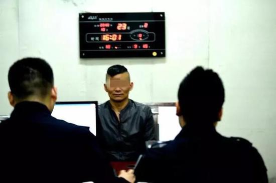 （▲犯罪嫌疑人刘某辉在接受警方讯问）