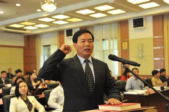尹正锡向宪法宣誓。