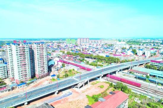 雄伟的山塘路跨铁路桥 周 敏 摄