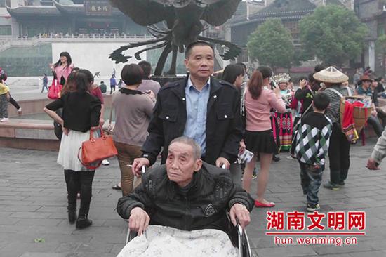 彭志军照顾患病父亲。图片来源:湖南文明网