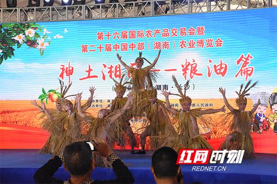 湘西举行特色农产品推荐会。