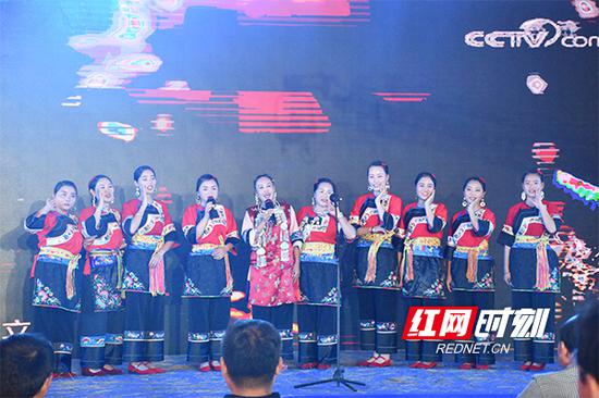 湘西特色农产品推荐会上，精彩节目相继上演。