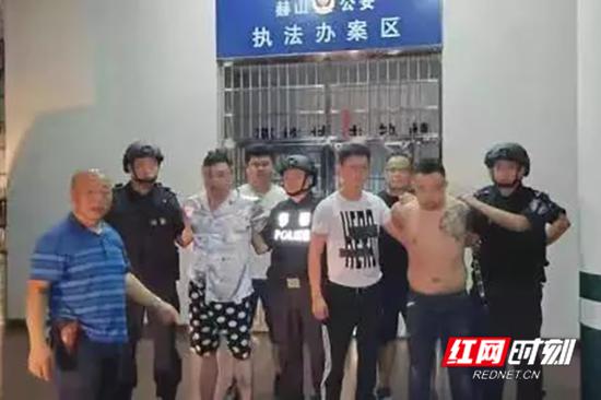  9月19日，犯罪嫌疑人陈某达（右二）以及涉嫌窝藏罪的犯罪嫌疑人李某（左三）落网。