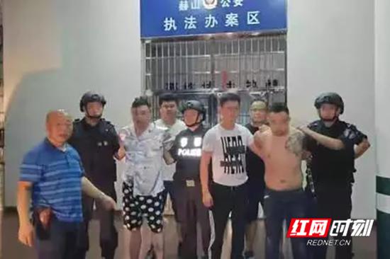 9月19日,犯罪嫌疑人陈某达(右二)以及涉嫌窝藏罪的犯罪嫌疑人李某(左三)落网。