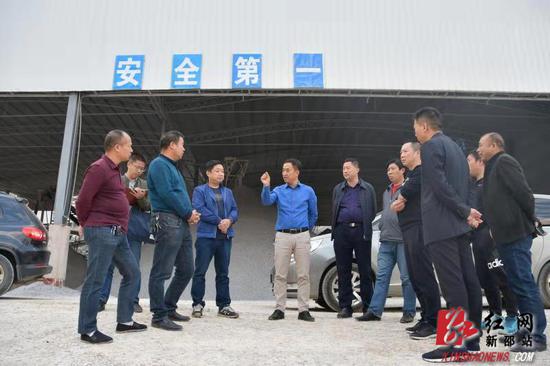 陈历贤(左五)实地察看榜上采石场安全生产和生态修复情况。
