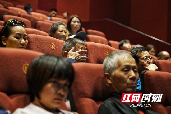 听完这段历史,现场不少观众为之动容。