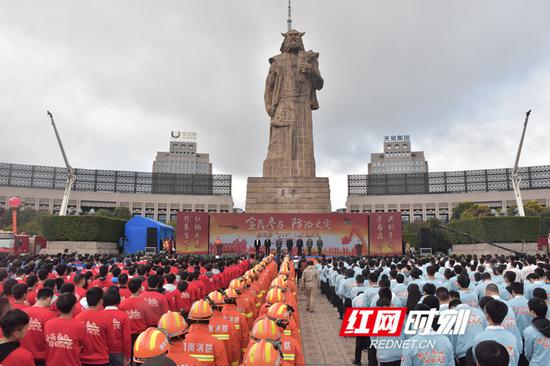 11月8日上午，湖南省在株洲市炎帝广场隆重举行“全民参与，防治火灾”119消防宣传月活动启动仪式。