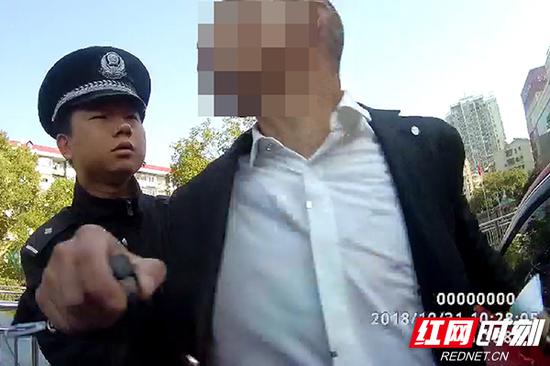 民警执法记录仪拍下吸毒男子抗拒执法。