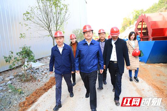 娄底市委副书记、市长杨懿文（前排左二）率队现场督办中央环保督察组交办问题整改落实和环境治理攻坚战。