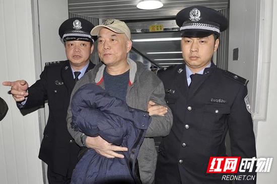 外逃美国的职务侵占犯罪嫌疑人郑泉官被强制遣返回湘。
