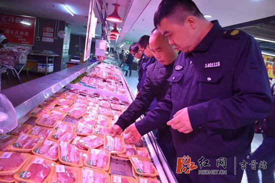 查看猪肉外观是否有问题。