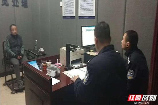 犯罪嫌疑人接受审讯。
