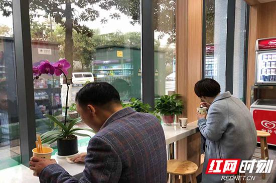 即使在便民服务区吃东西也闻不到异味。