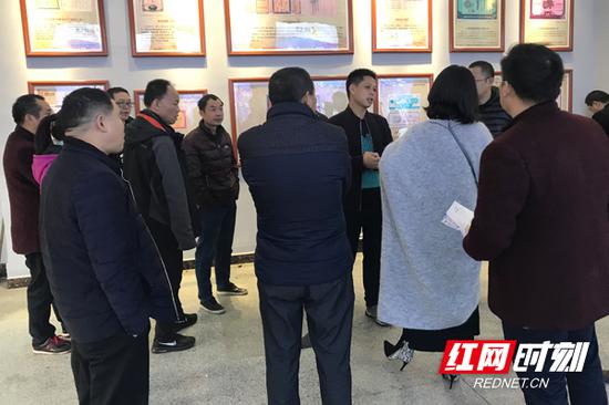 赶来维权的市民正在商量如何追回损失。