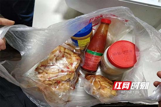 执法人员在“弘会馆”后厨发现的过期调味料和三无食品。