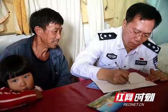 衡阳市副市长、市公安局局长胡志文来到结对帮扶对象罗茂财家中走访。