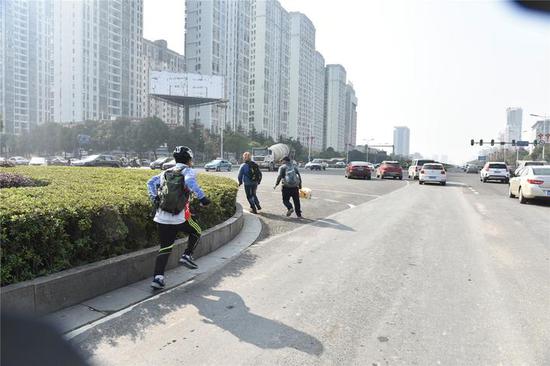 见记者拍照，三名“落难者”撒腿就跑 韩章 摄
