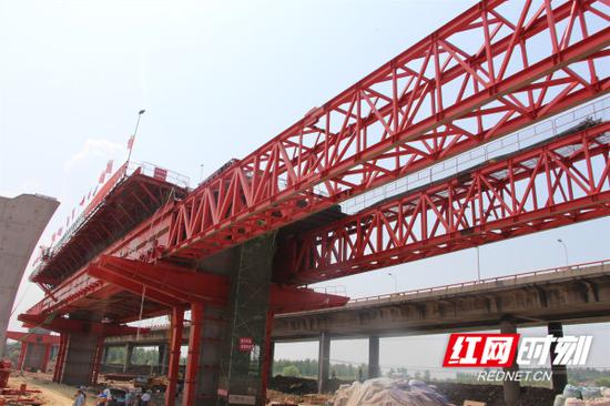 施工采用国内罕见的55米大跨径移动模架工艺。