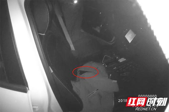 民警在车辆副驾驶位置上找到被盗手机。