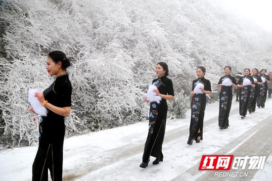 怀化市旗袍交流会黔阳古城分会的10余名旗袍爱好者在冰雪中上演“旗袍秀”。