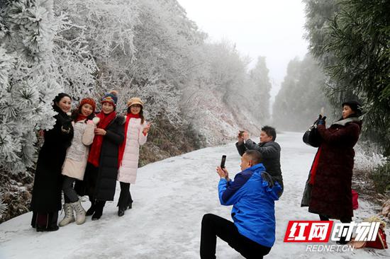 冰雪胜景吸引游客拍照留念。