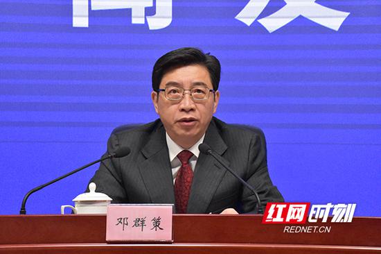 衡阳市委副书记、市长邓群策介绍改革开放40年来全市经济社会发展成就。