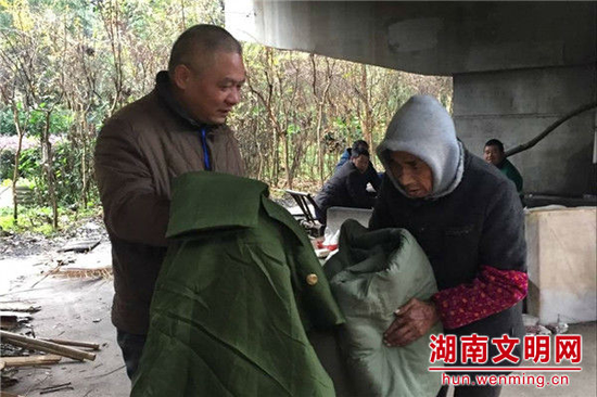 工作人员发放救助物资。图片来源：湖南文明网