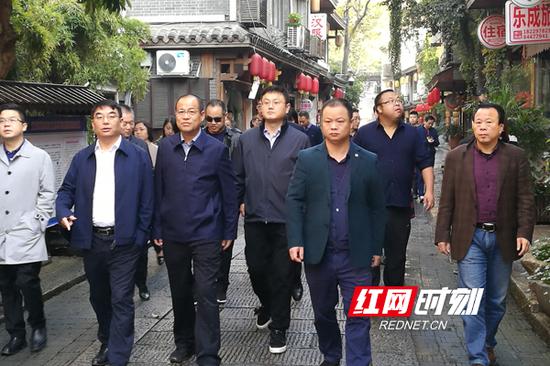珠晖区领导带领党政考察团参观长沙都正街棚改项目。
