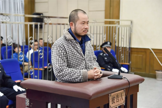 谢方伟受审。 图/娄底中院