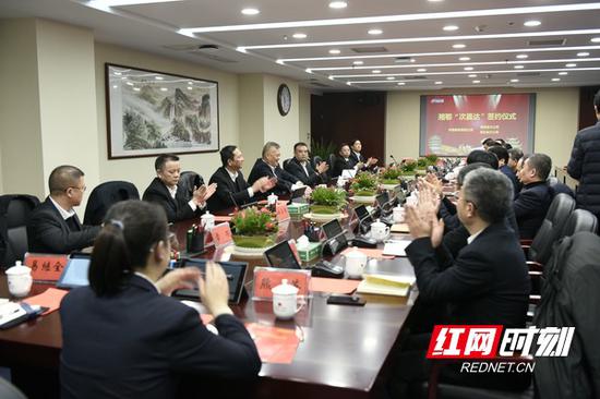 昨日，湖南、湖北邮政公司签订了标快“湘鄂次晨达”时限承诺暨两省协同发展合作备忘录。