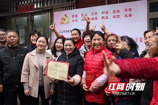 7年送出3万碗爱心米粉 中国好人办起冬至饺子宴