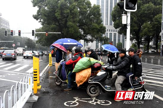 路口人车候灯通行,文明出行。