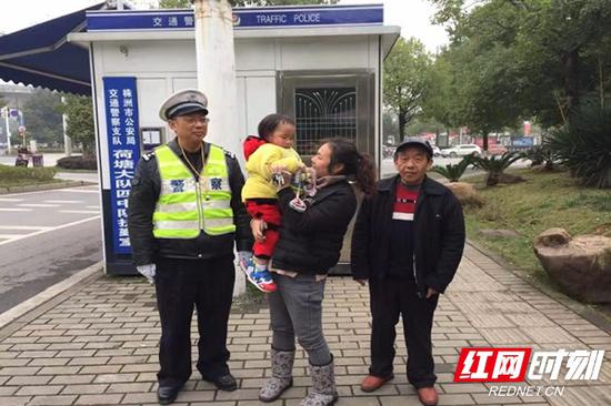 平安夜的感动 株洲荷塘交警帮走失小女孩找到家人