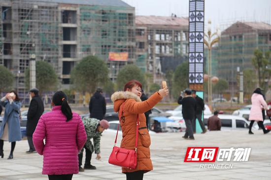 市民在邵阳西站广场拍照留念。