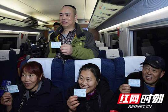 邓金成一家四口从重庆回邵阳在怀化转车,搭上了D9821。