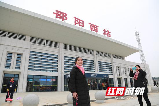 邵阳西站通车首日,邵阳县人民喜笑颜开。